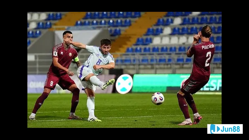 Cầu thủ Belarus vượt qua hậu vệ Đan Mạch trong trận đấu bóng đá