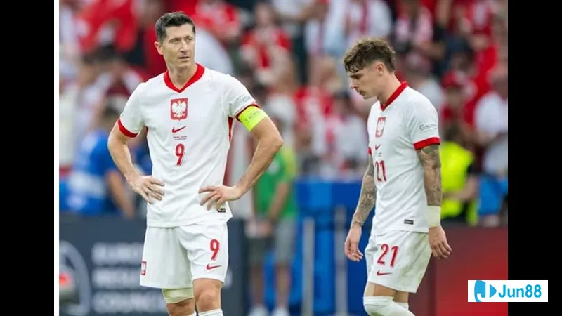 Cầu thủ Ba Lan nỗ lực vượt qua phòng ngự của đội Lithuania trong trận đấu bóng đá quốc tế.