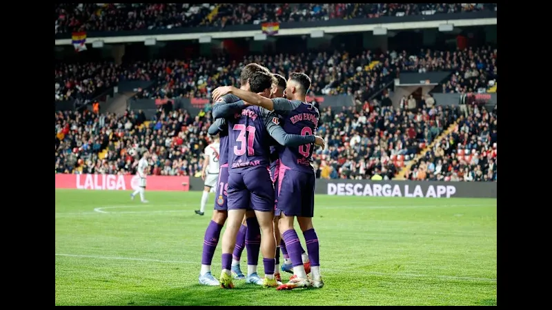 Cầu thủ của Espanyol vượt qua cầu thủ của Rayo Vallecano để tiến vào vùng cấm địa