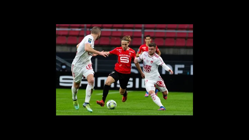 Cầu thủ của Rennes vượt qua hậu vệ của Brest trong trận đấu bóng đá