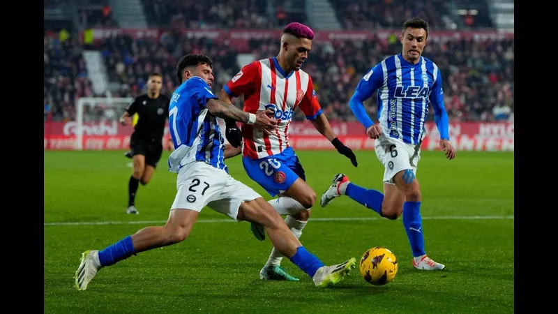 Cầu thủ Alaves và Girona đang cạnh tranh gay gắt trên sân