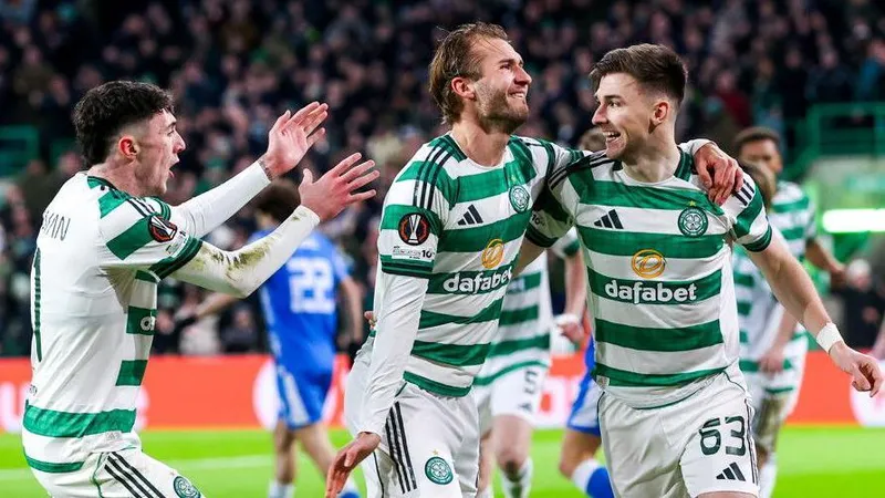 Cầu thủ Celtic và Stuttgart tranh chấp quả bóng trên sân cỏ