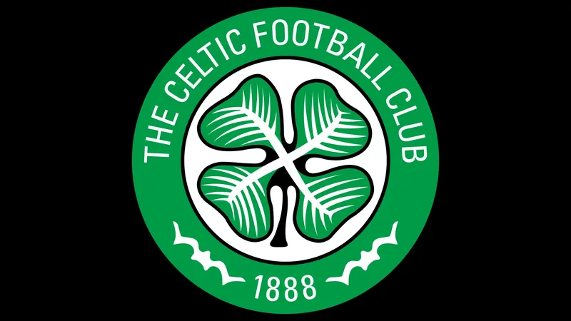 Cầu thủ Celtic và Stuttgart cạnh tranh quả bóng