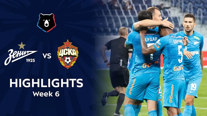 Cầu thủ Zenit với CSKA Moscow tranh chấp bóng trên sân cỏ
