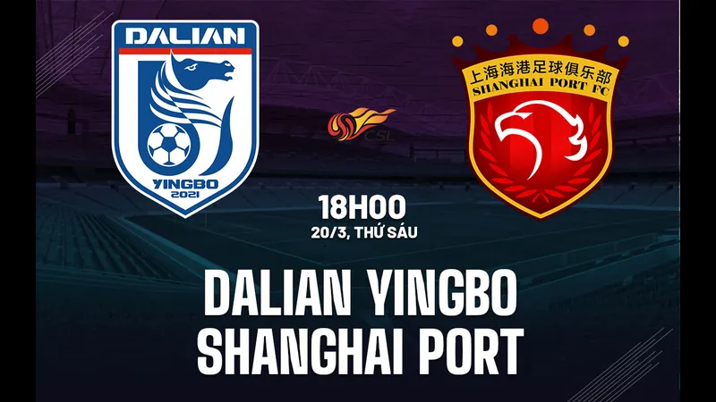 Cầu thủ Dalian Yingbo và Shanghai Port tranh chấp quả bóng