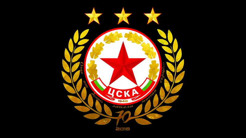 Cầu thủ của CSKA Sofia chạy nhanh với bóng trước sự áp sát từ cầu thủ của Levski Sofia